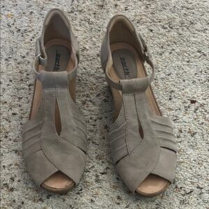 Earth Women's Taupe T-Strap Sandals
